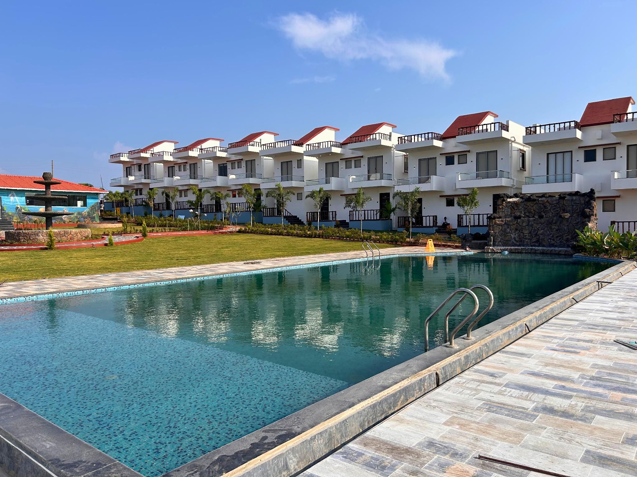 Swimming pool [outdoor]