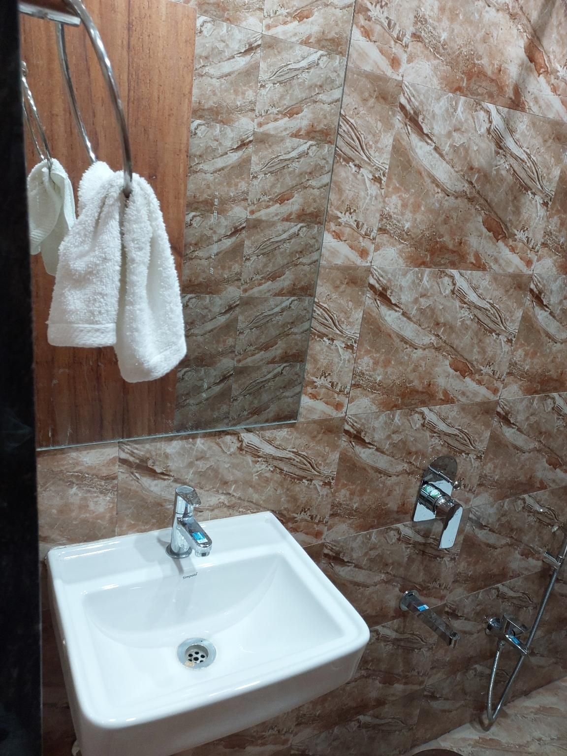 Hotel Sai Sulochana Inn Double Bed Room With Air conditioning 3