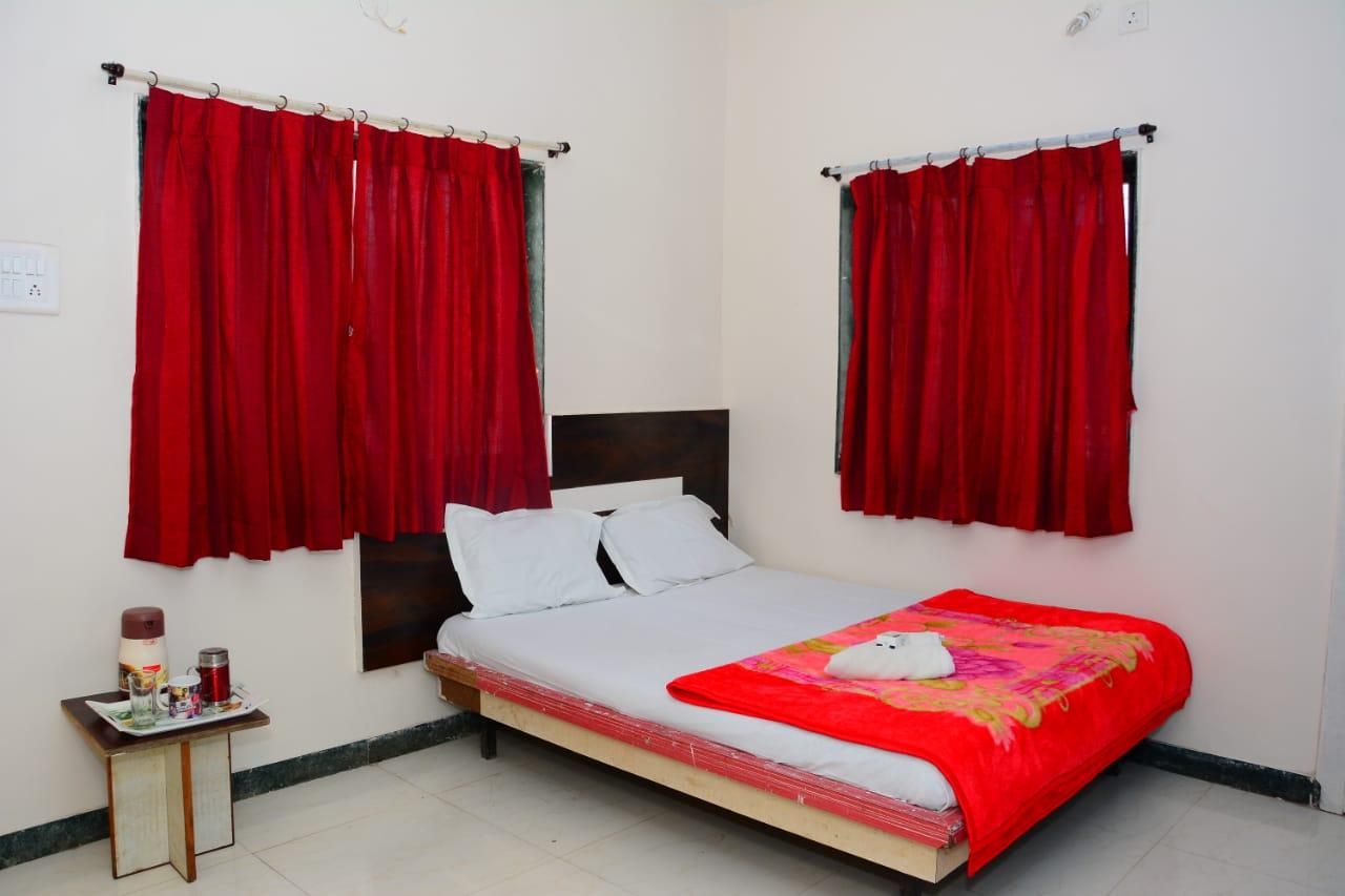 Hotel Sai Sulochana Inn Double Bed Room With Air conditioning