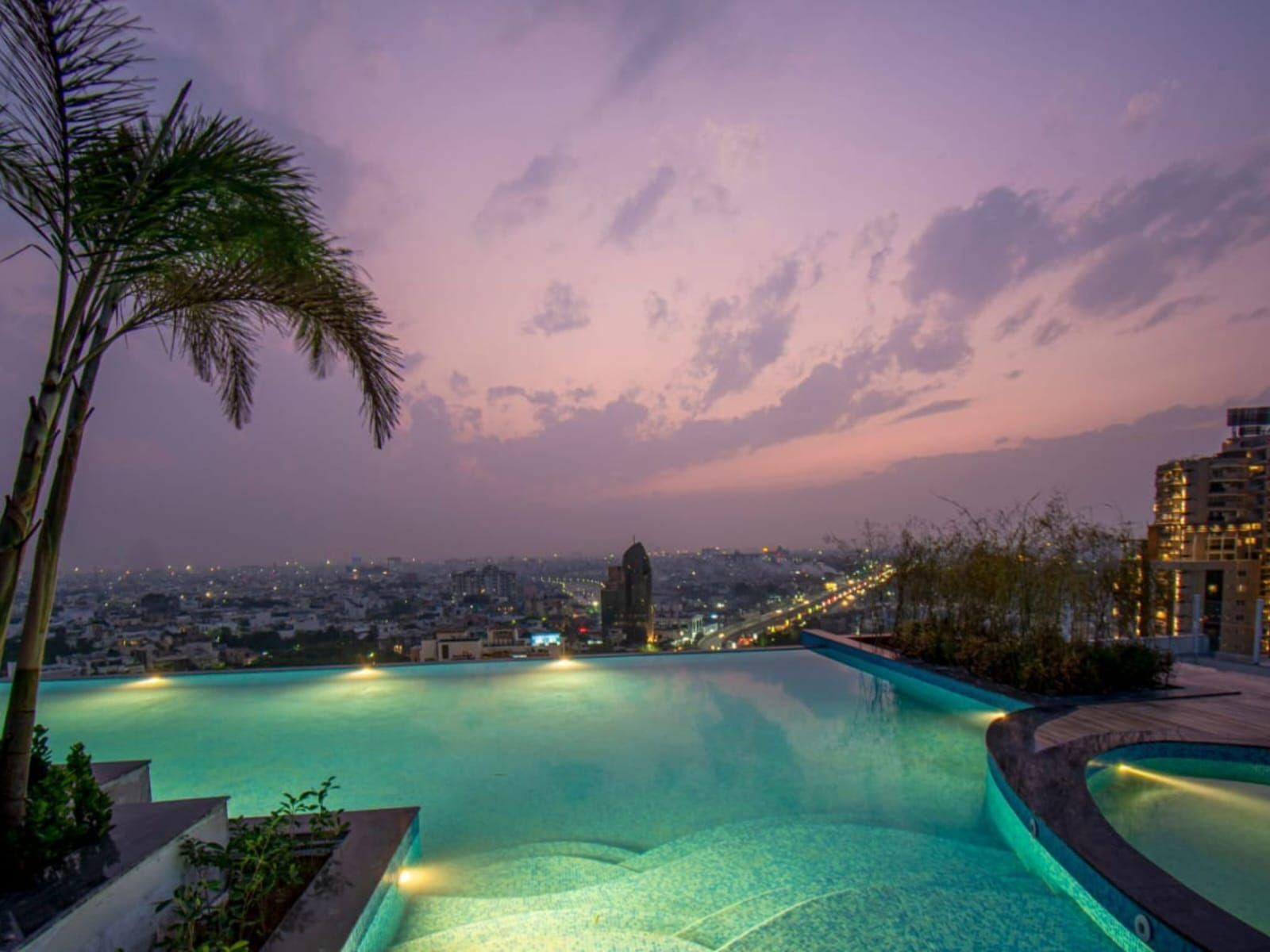 Swimming pool [outdoor]