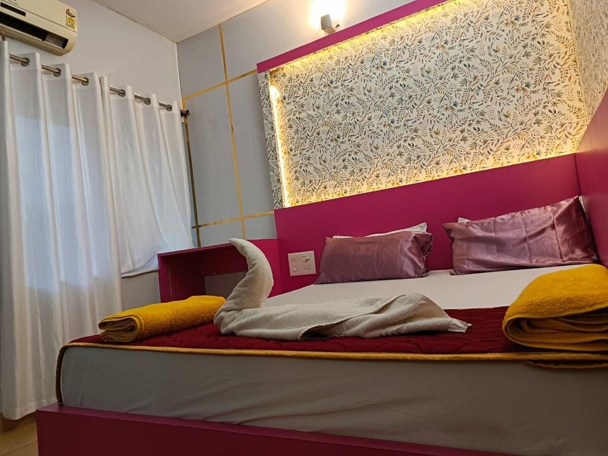 Couple Friendly BATH TUB Flat With Kitchen & Pool