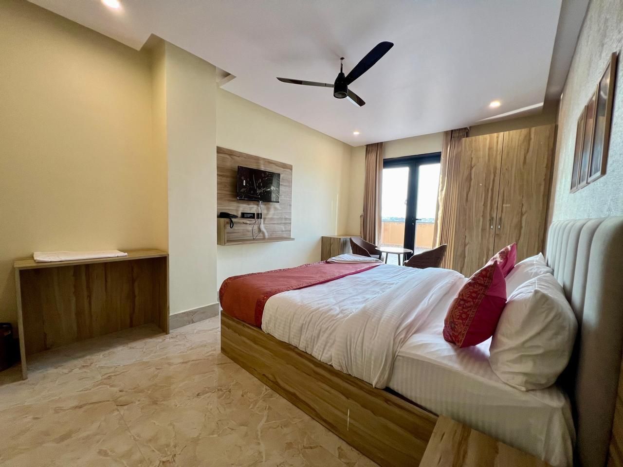 Deluxe - 1 King Bed