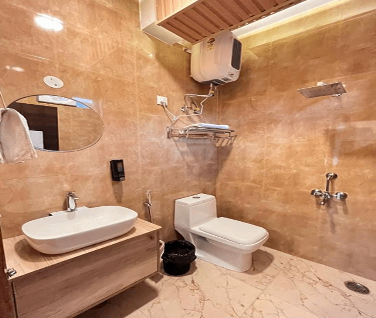 TLO - The Life Outdoor, Bir Queen Room 3