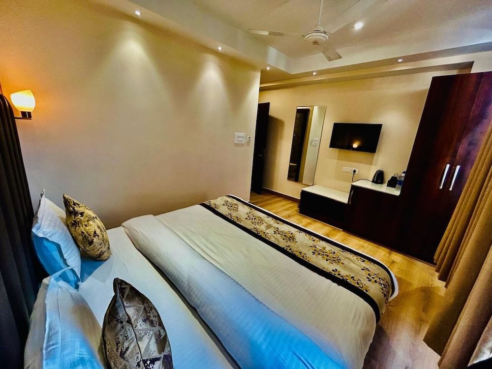 Grand Pinnacle Lucknow Standard Double Room, City View 2