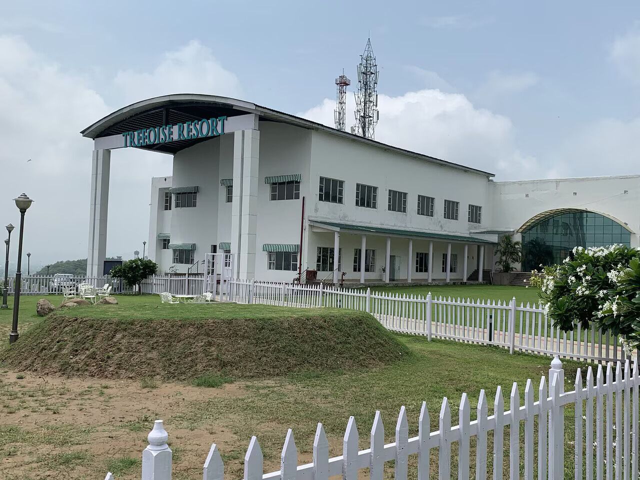 Goroomgo Treeiose Resort Baddi