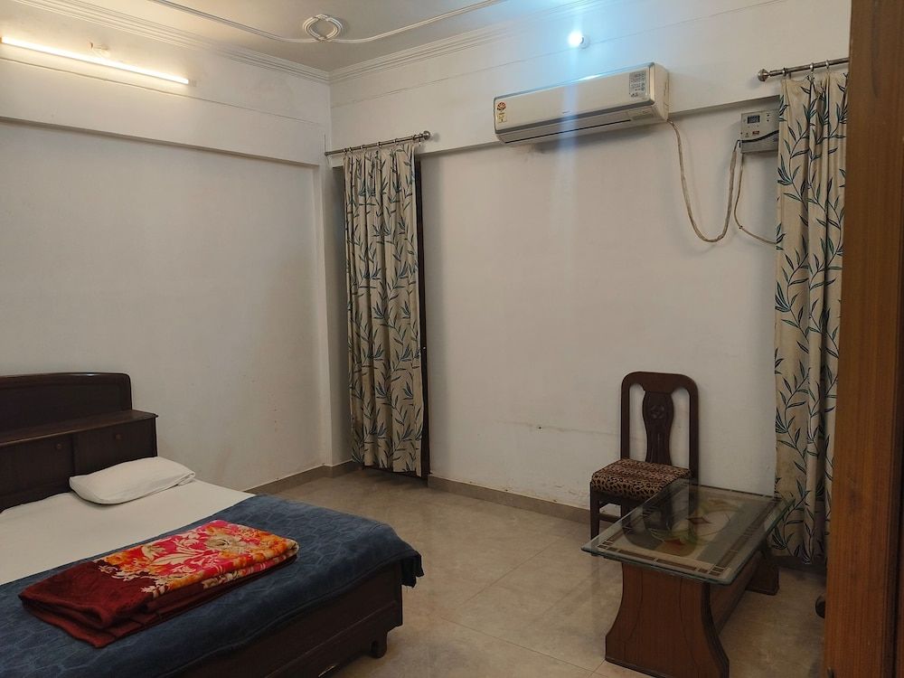 Prayag Niwas Deluxe Room 4