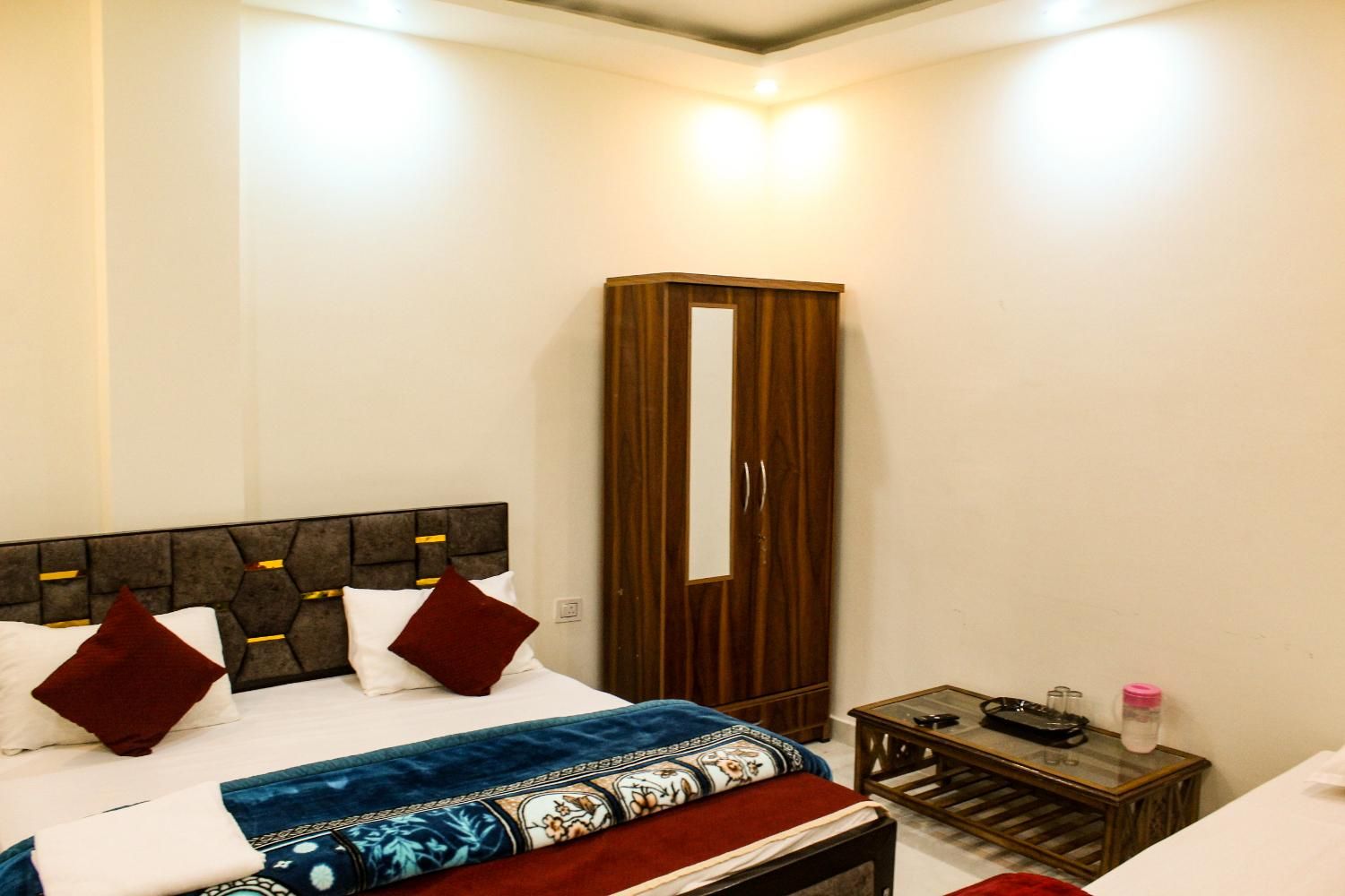 Family 4 Pax with Window, 1 King and 2 Single