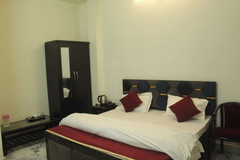 Prayag Niwas Deluxe Room 2