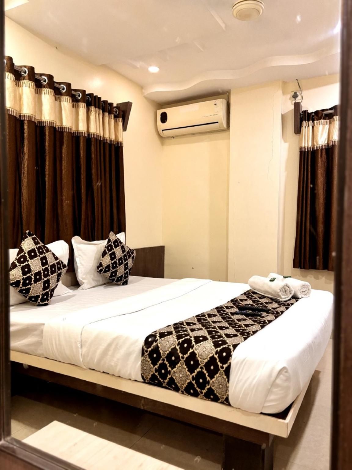 Goroomgo Sai Balaji Shirdi Double Bed Room With Air conditioning 2