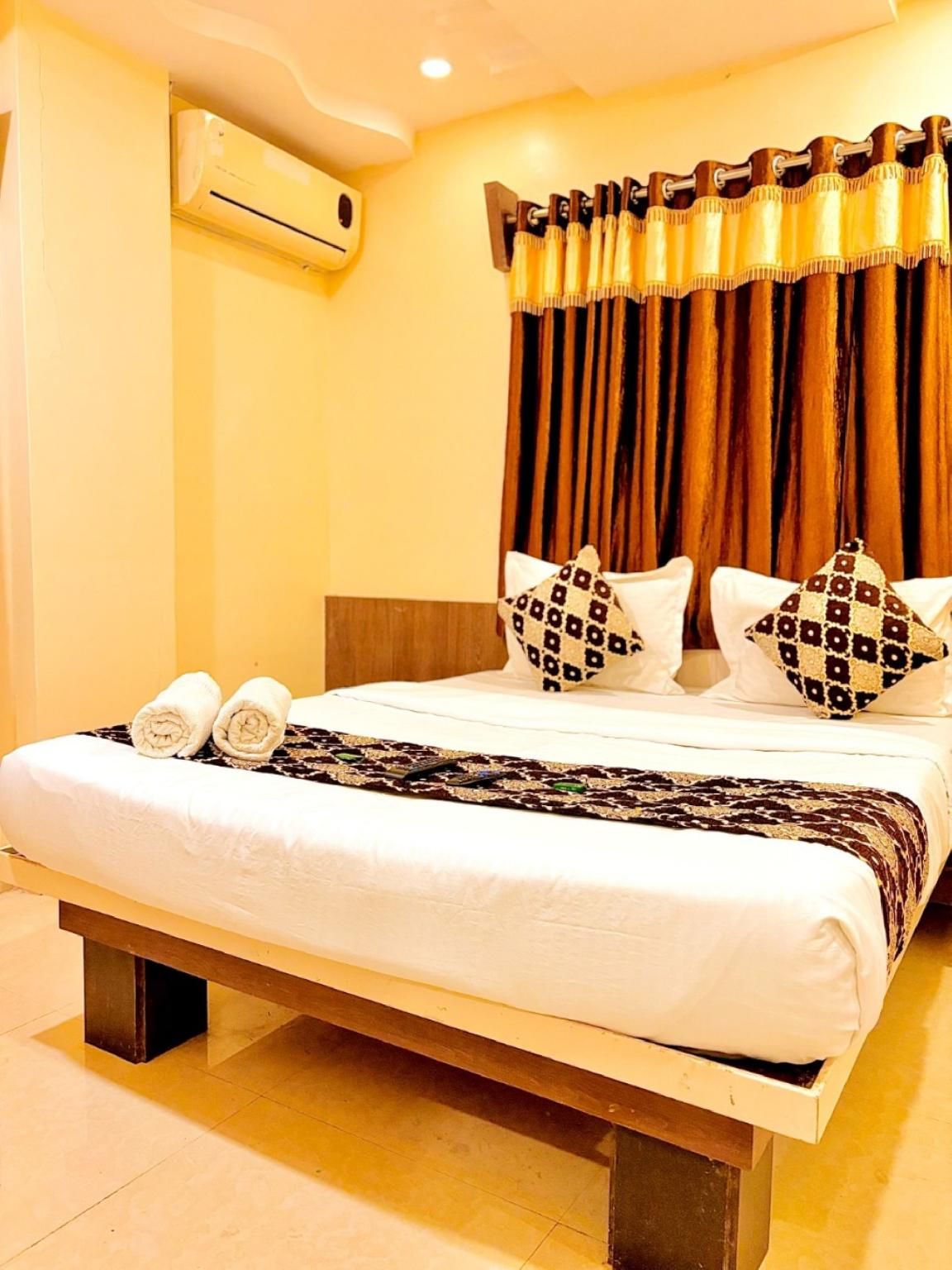 Goroomgo Sai Balaji Shirdi Double Bed Room With Air conditioning 3