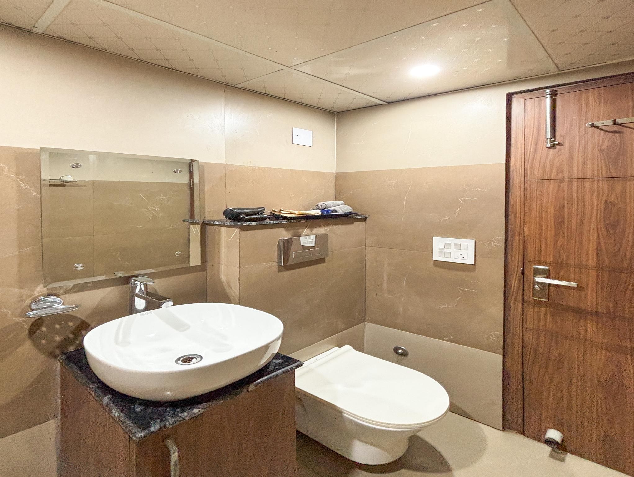 One Bed Suite with Fireplace and Kitchenette