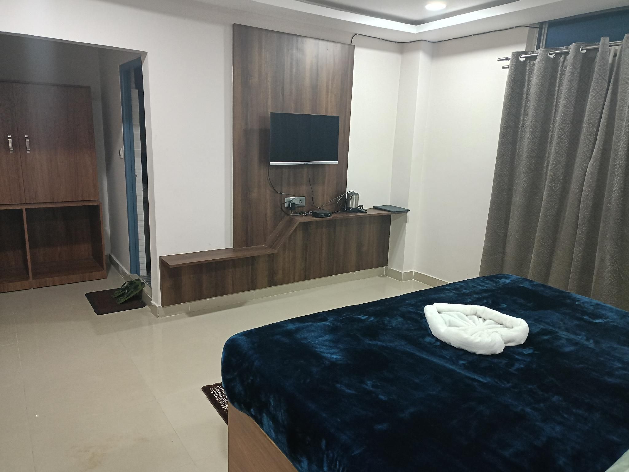 Hilsan Residency and Hotel King Bed 3