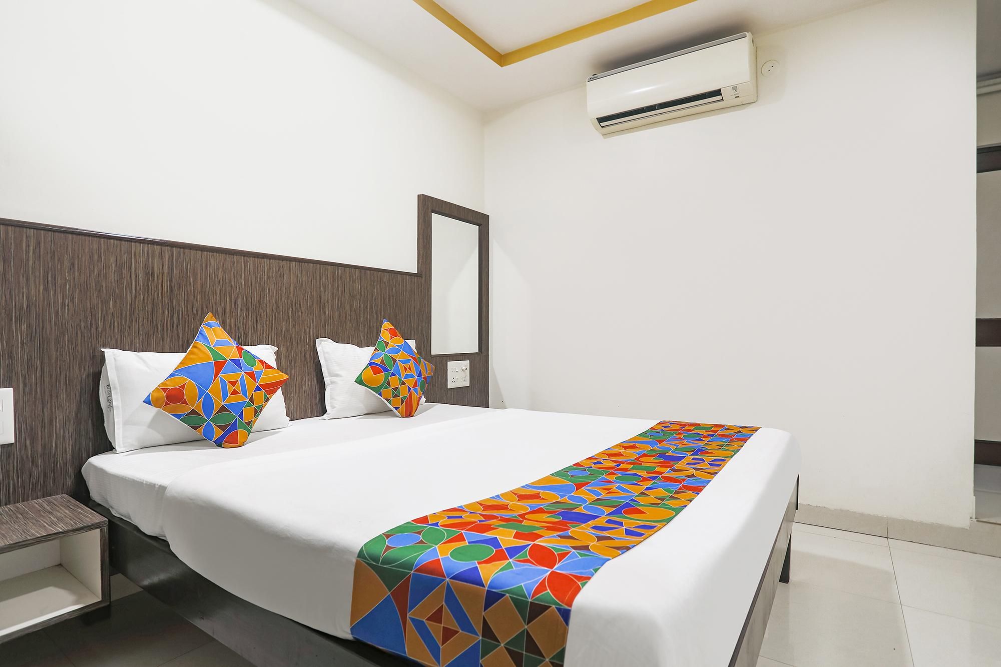 FabHotel Arjun - Nr Aga kha palace Deluxe Room