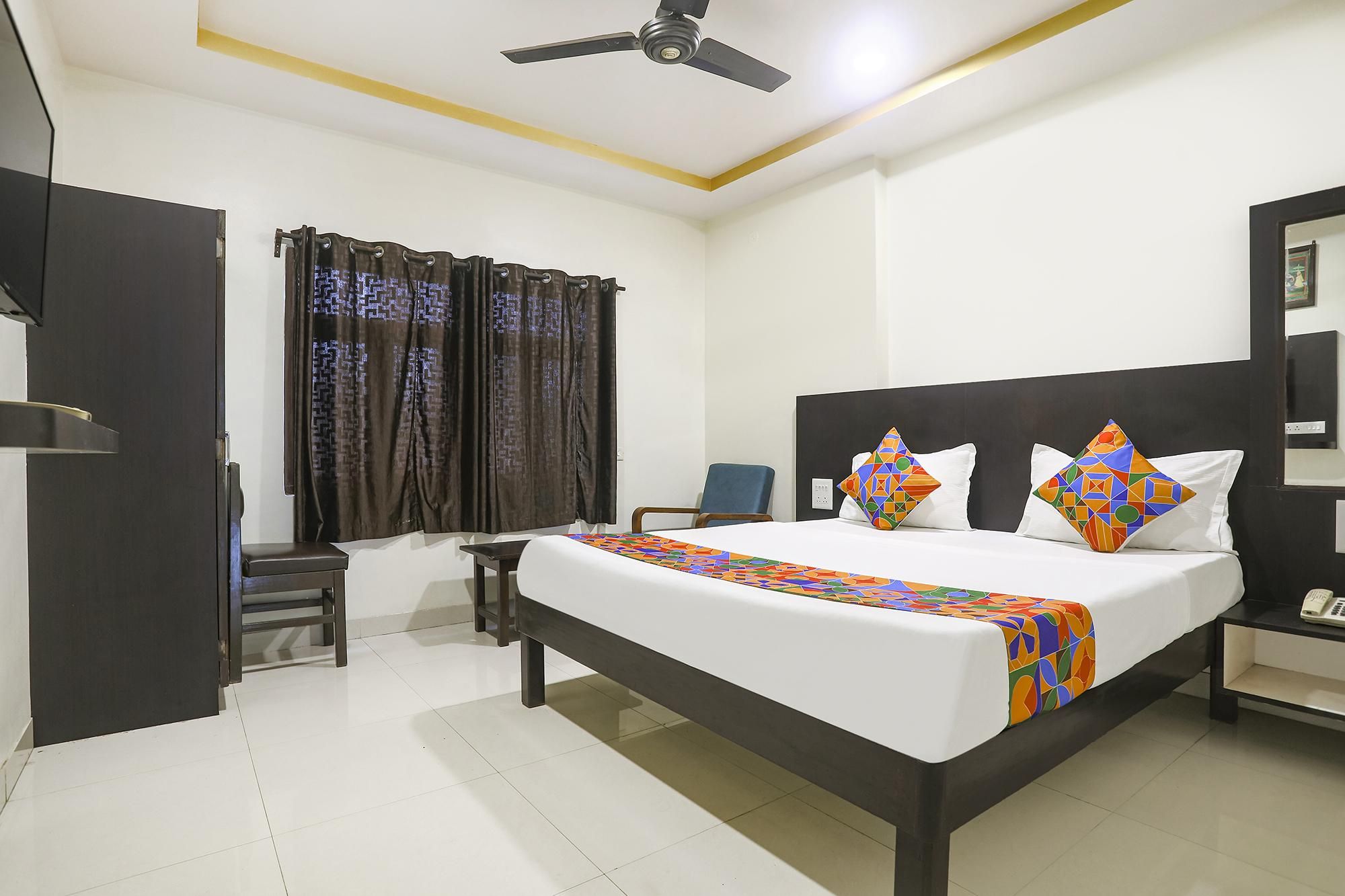 FabHotel Arjun - Nr Aga kha palace Deluxe Room 3