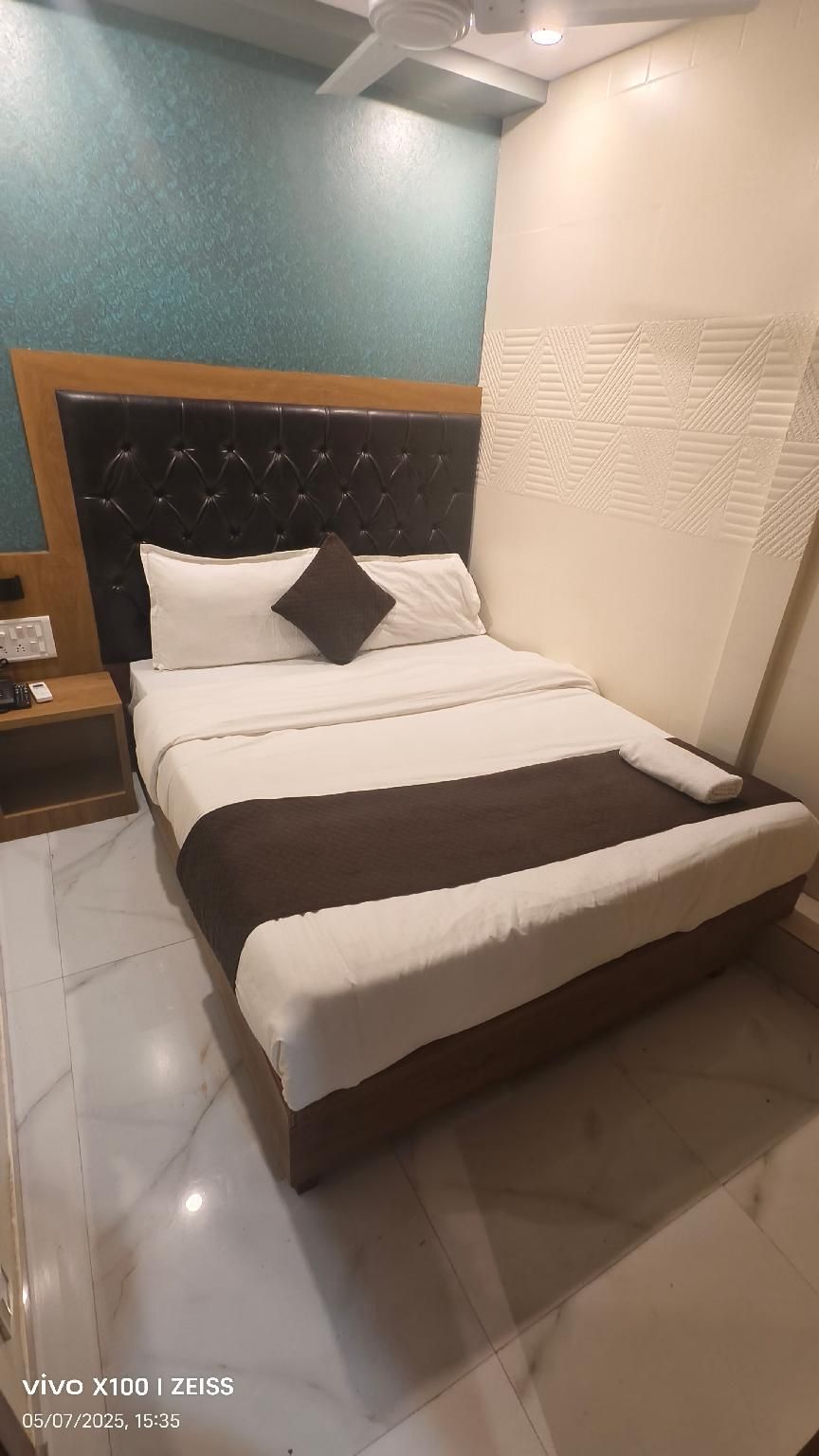 Hotel crest inn 