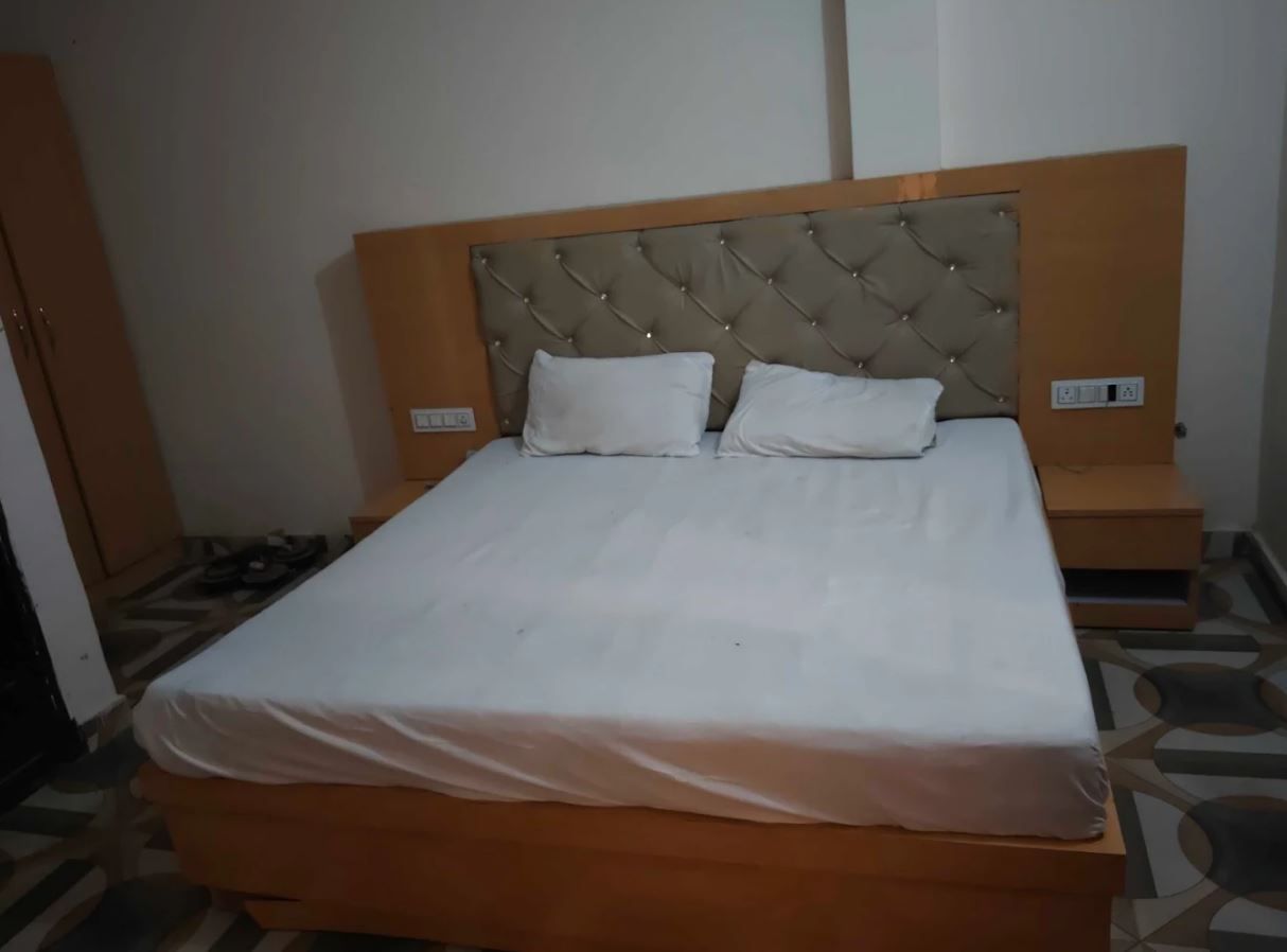 Hotel O by OYO Ayodhya Deluxe Classic 4