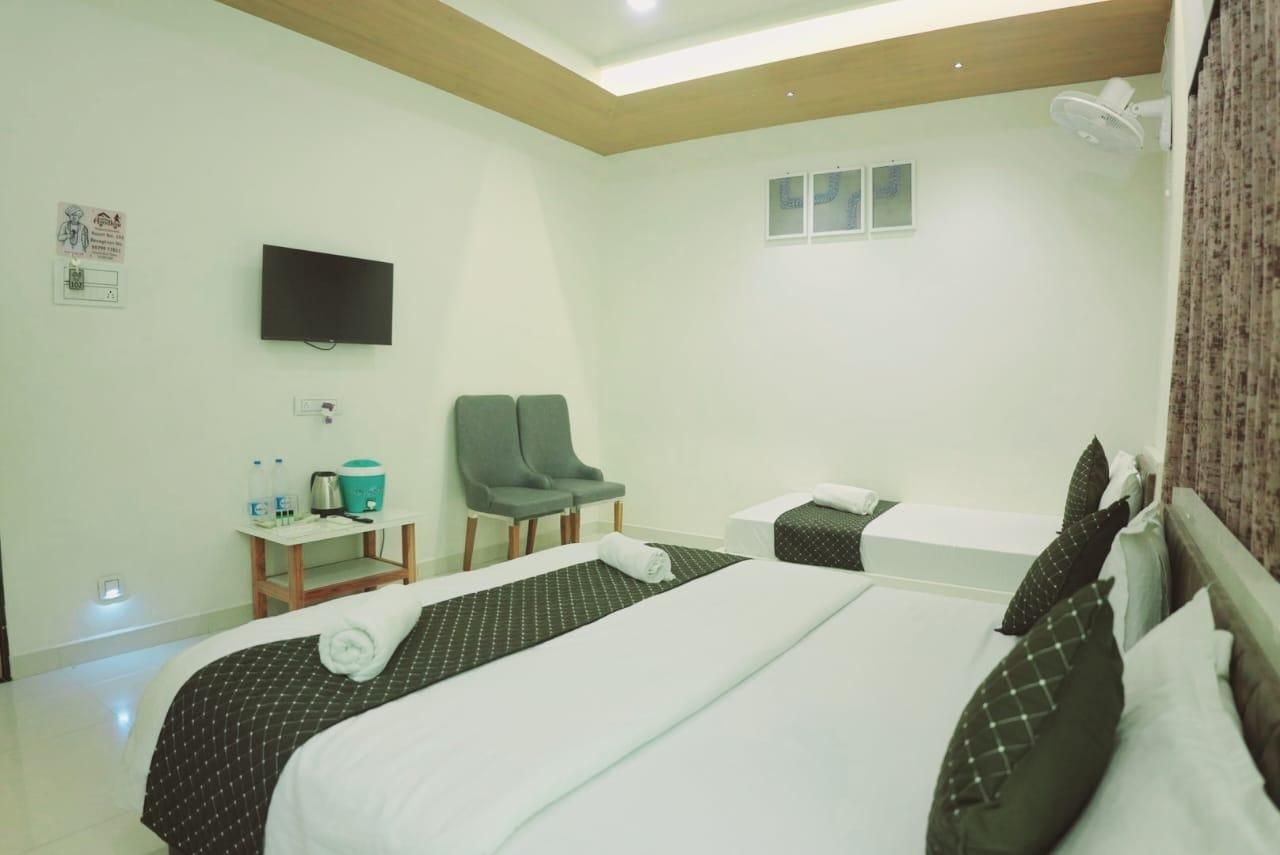 HOTEL AYODHYA Deluxe Triple Room 2