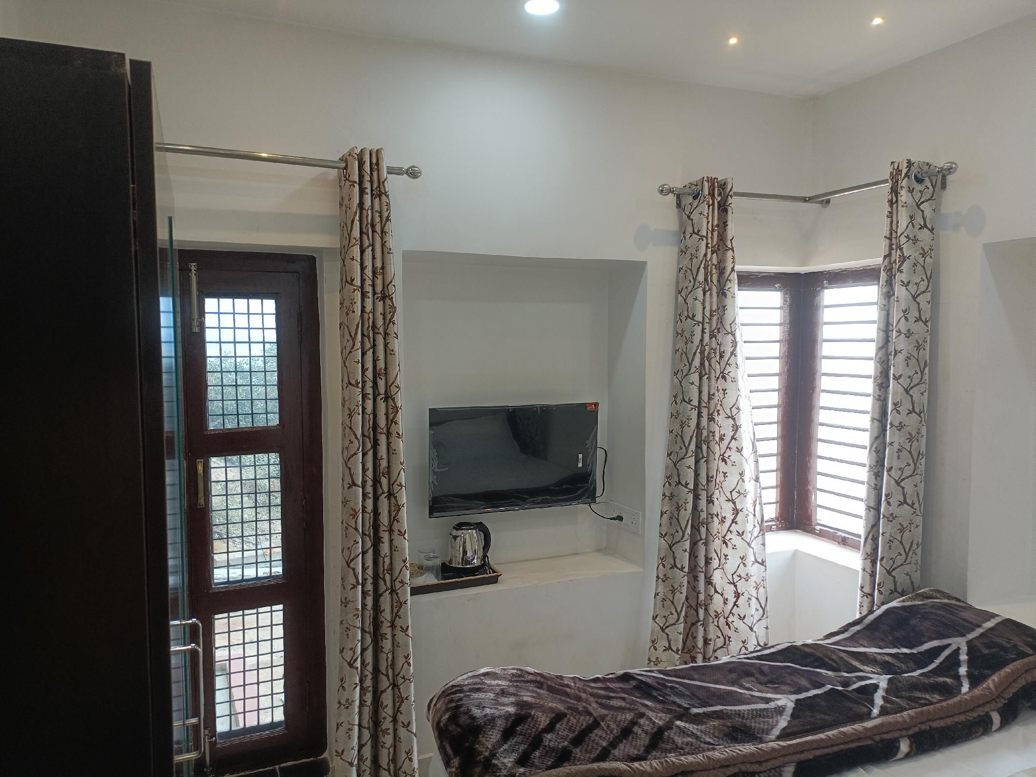 Pushkarni Home Stay Deluxe River View 2