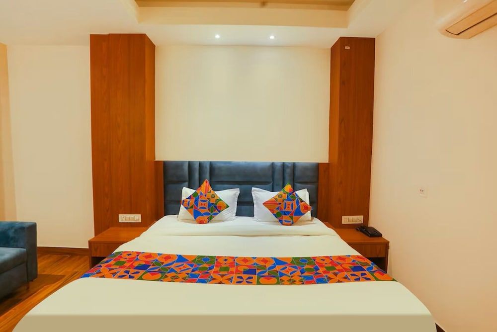 Hotel Swarn Bhoomi Deluxe Room 4