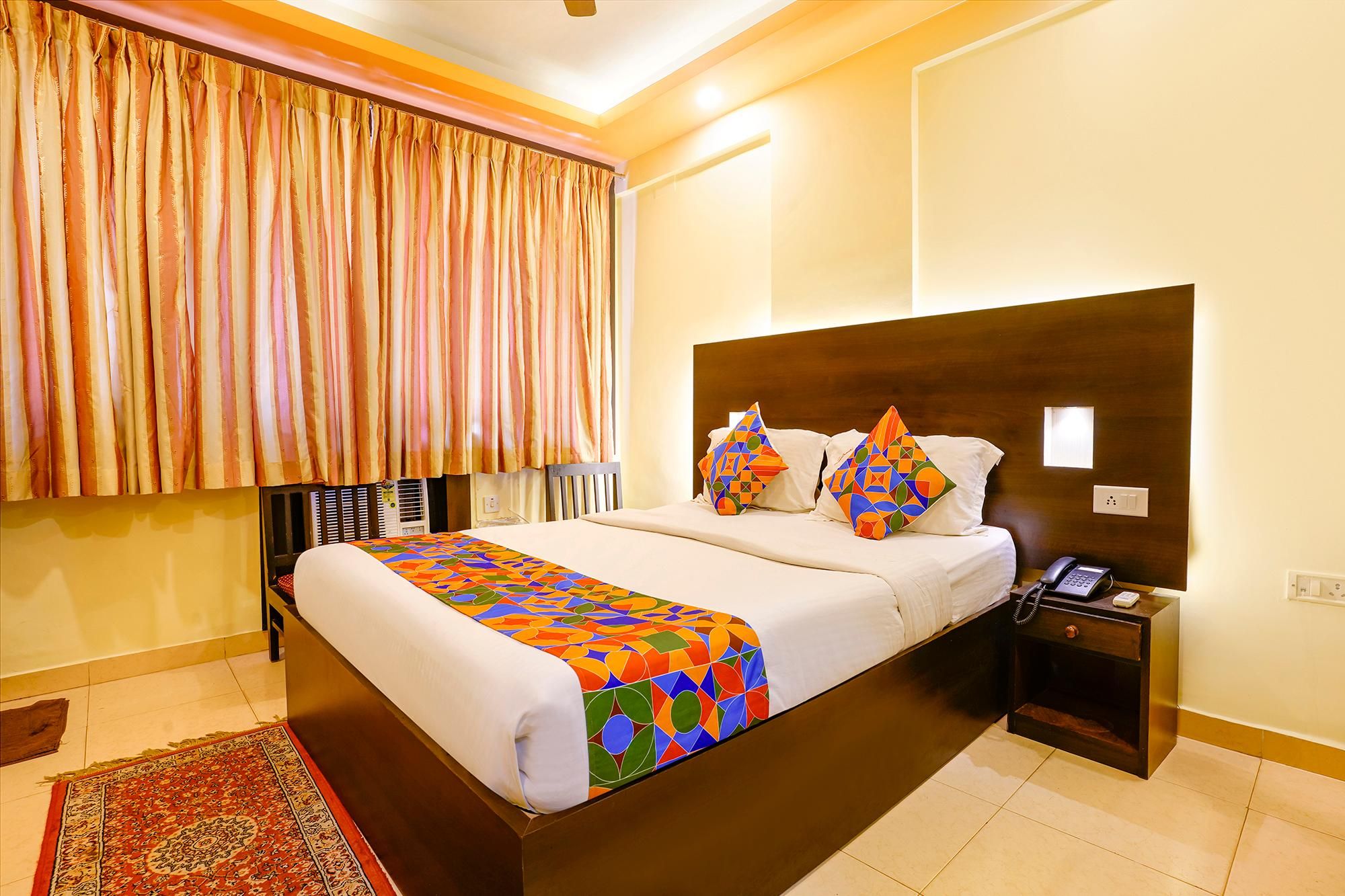 FabHotel Manoshanti - Nr. Big Daddy Casino Deluxe Room