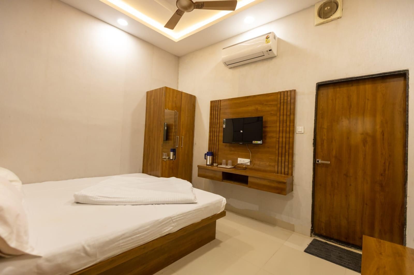 Large Double Room without Window