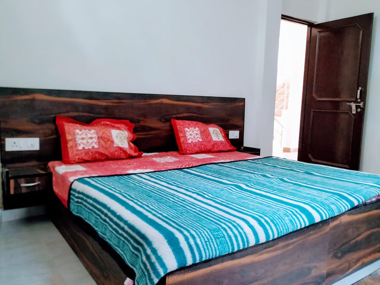 KANHA HOMESTAY & MOTEL Deluxe - 1 King Bed