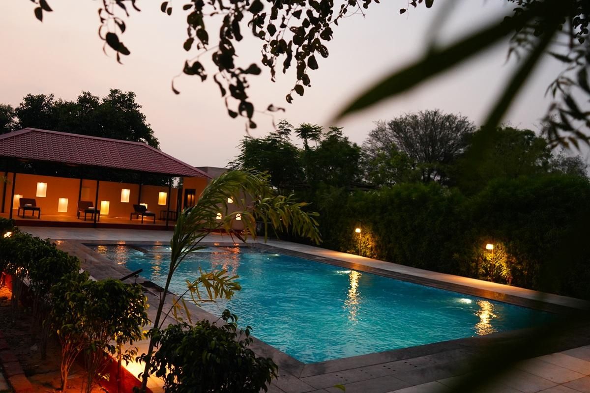 Swimming pool [outdoor]