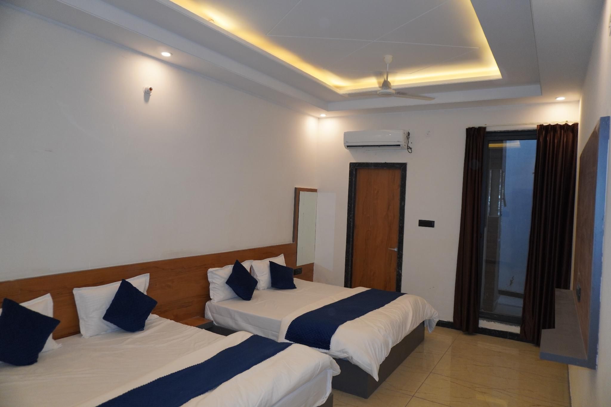 Hotel CM Palace Family Room 2