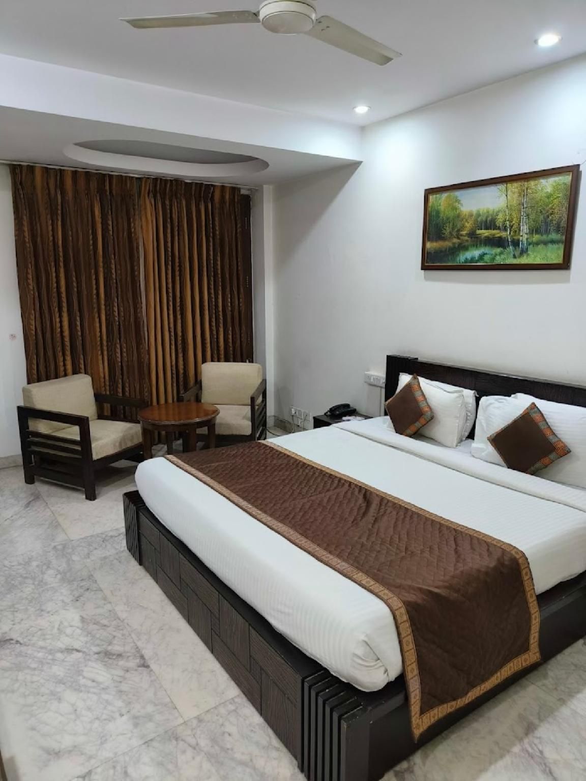 Goroomgo Noida Royal Residency	 Deluxe Double Bedroom
