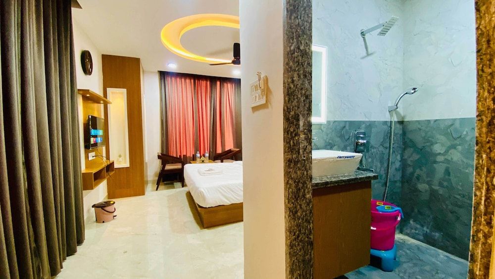 Hotel Friendship Inn Deluxe Room, City View 15