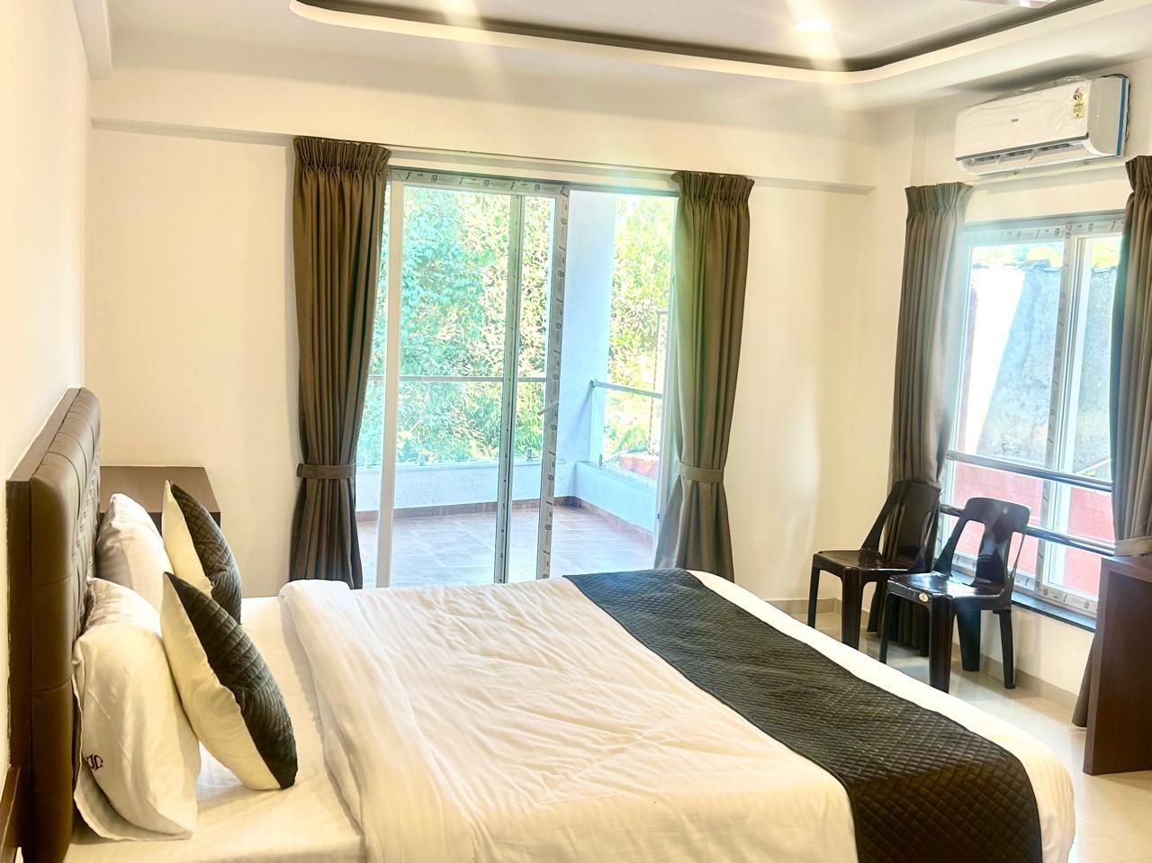 Breezy Cozzy Deluxe AC Room