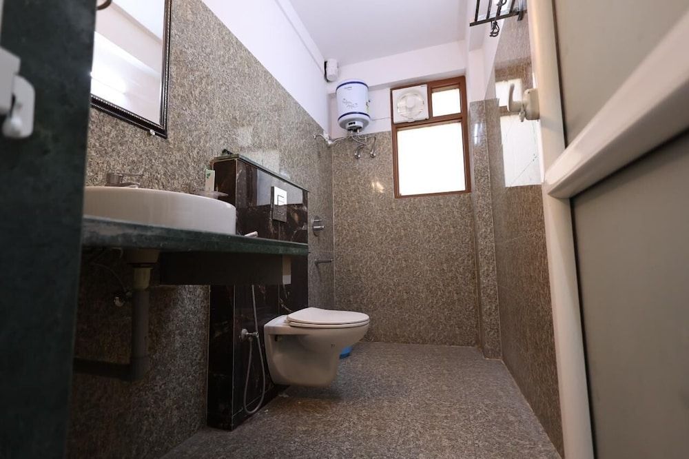 THE DARK NIGHT Deluxe Double or Twin Room 3