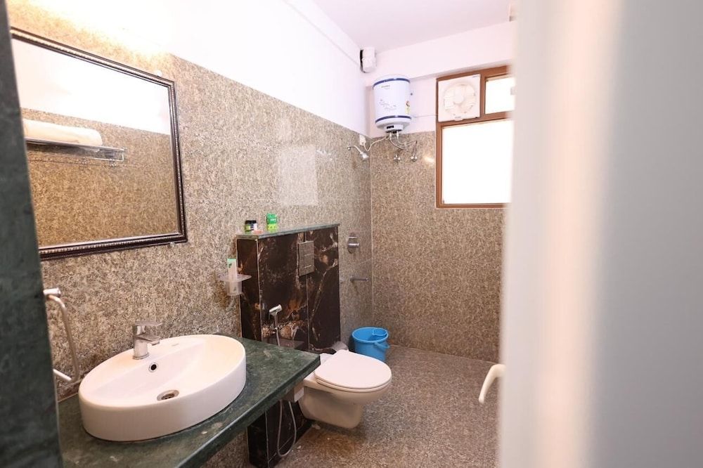 THE DARK NIGHT Deluxe Double or Twin Room 4