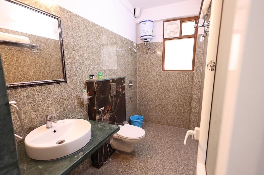 THE DARK NIGHT Deluxe Double or Twin Room 8