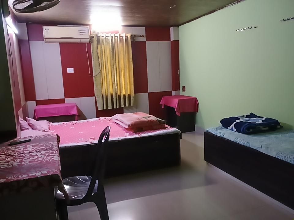 Swaroop Ashray Homestay Triple Bed Room With Air Conditioning 2