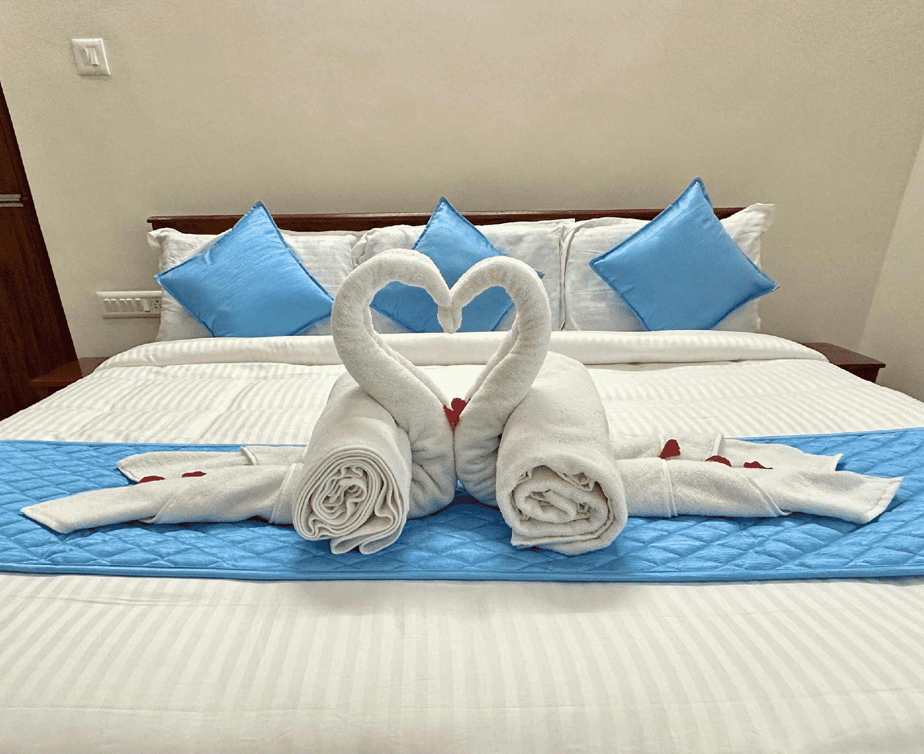 TrueLife Homestays - Bhavya Manor - 2500 SFT Modern homes for family stay - Garden with Flowers - Ti Two-Bedroom Apartment