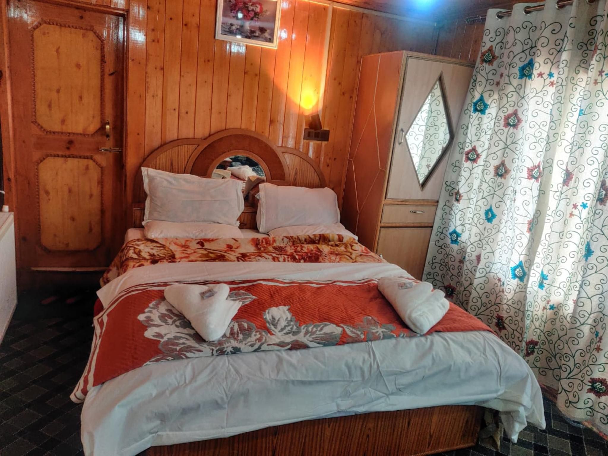 Deluxe Double Room with Balcony and Mountain view