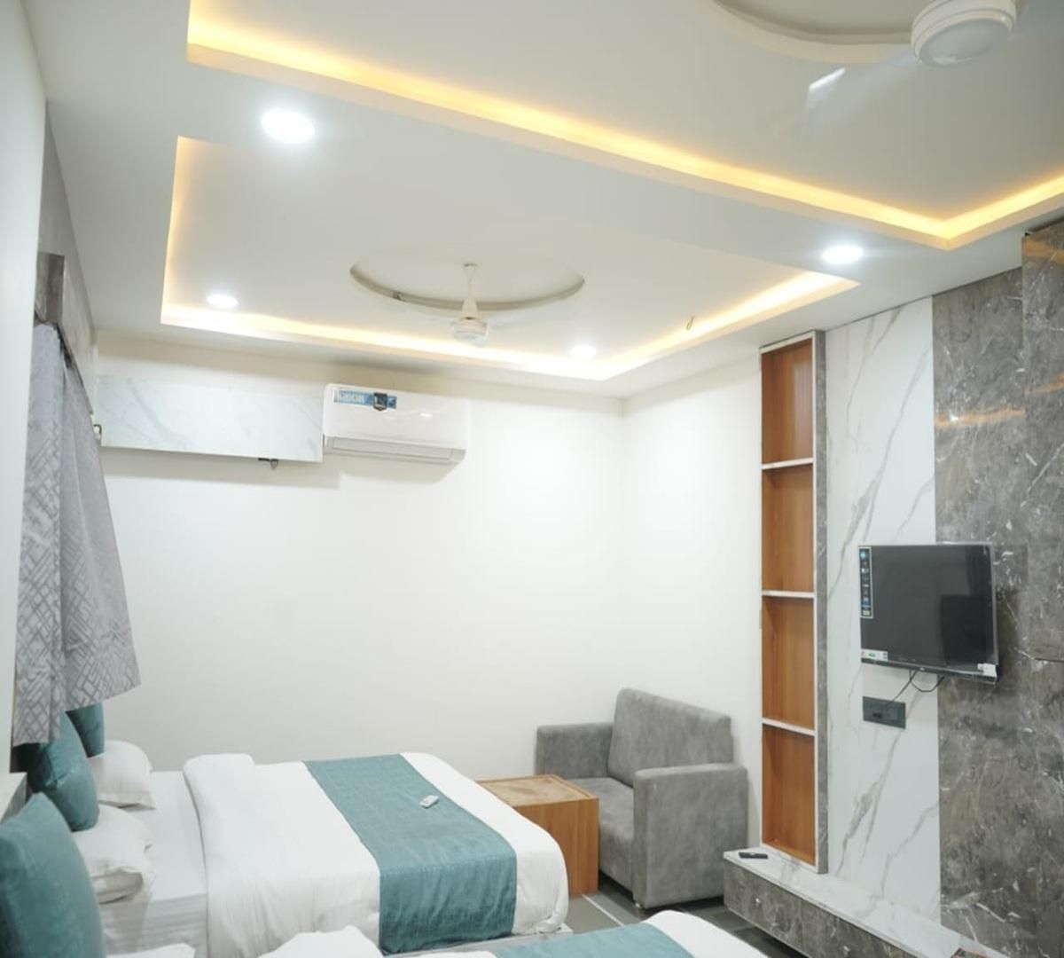 Super Deluxe Family Room