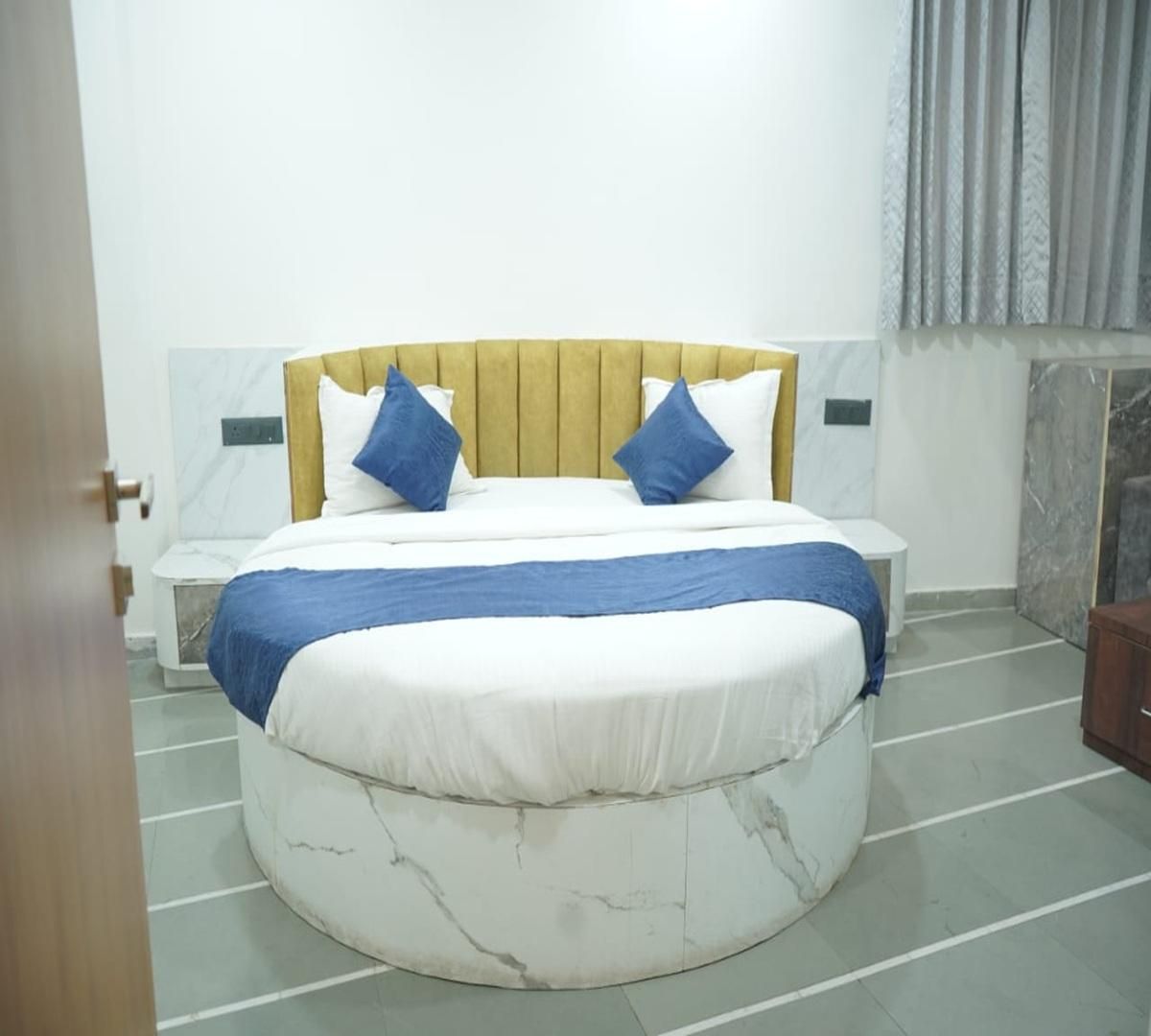 Round Bed Room