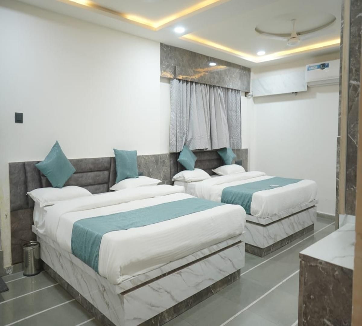 Super Deluxe Family Room