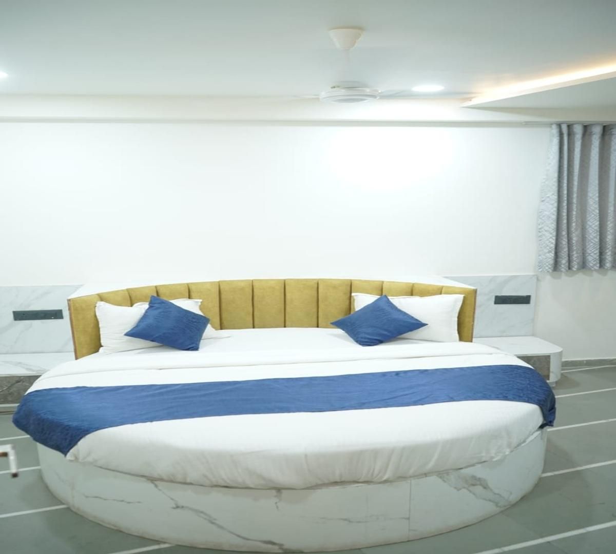 Round Bed Room