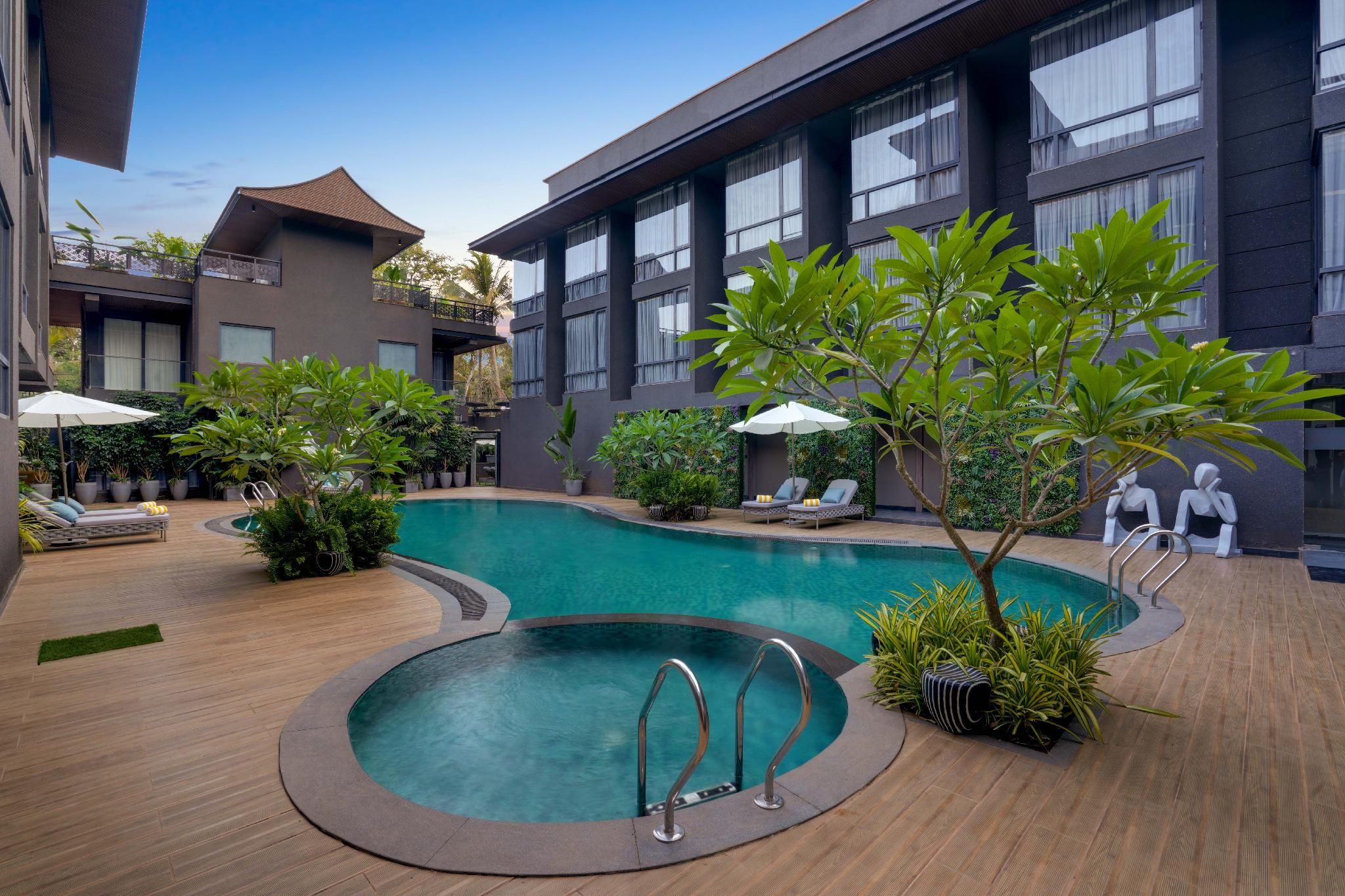 Swimming pool [outdoor]