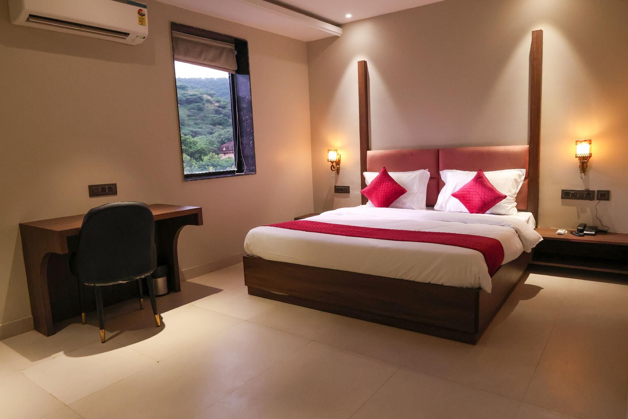 Mountain Deluxe King Room - Non-Smoking