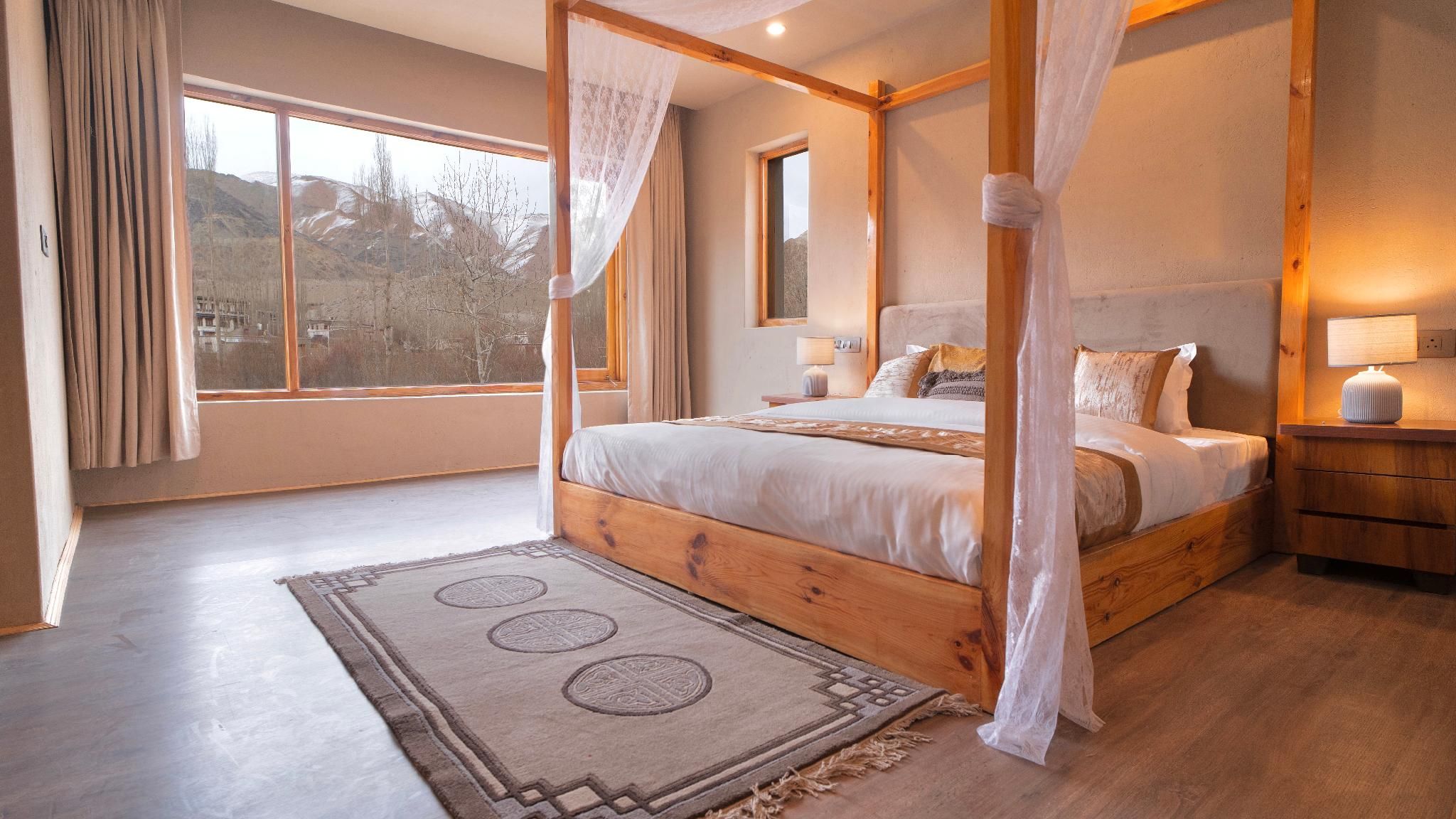 Suite with Bathtub