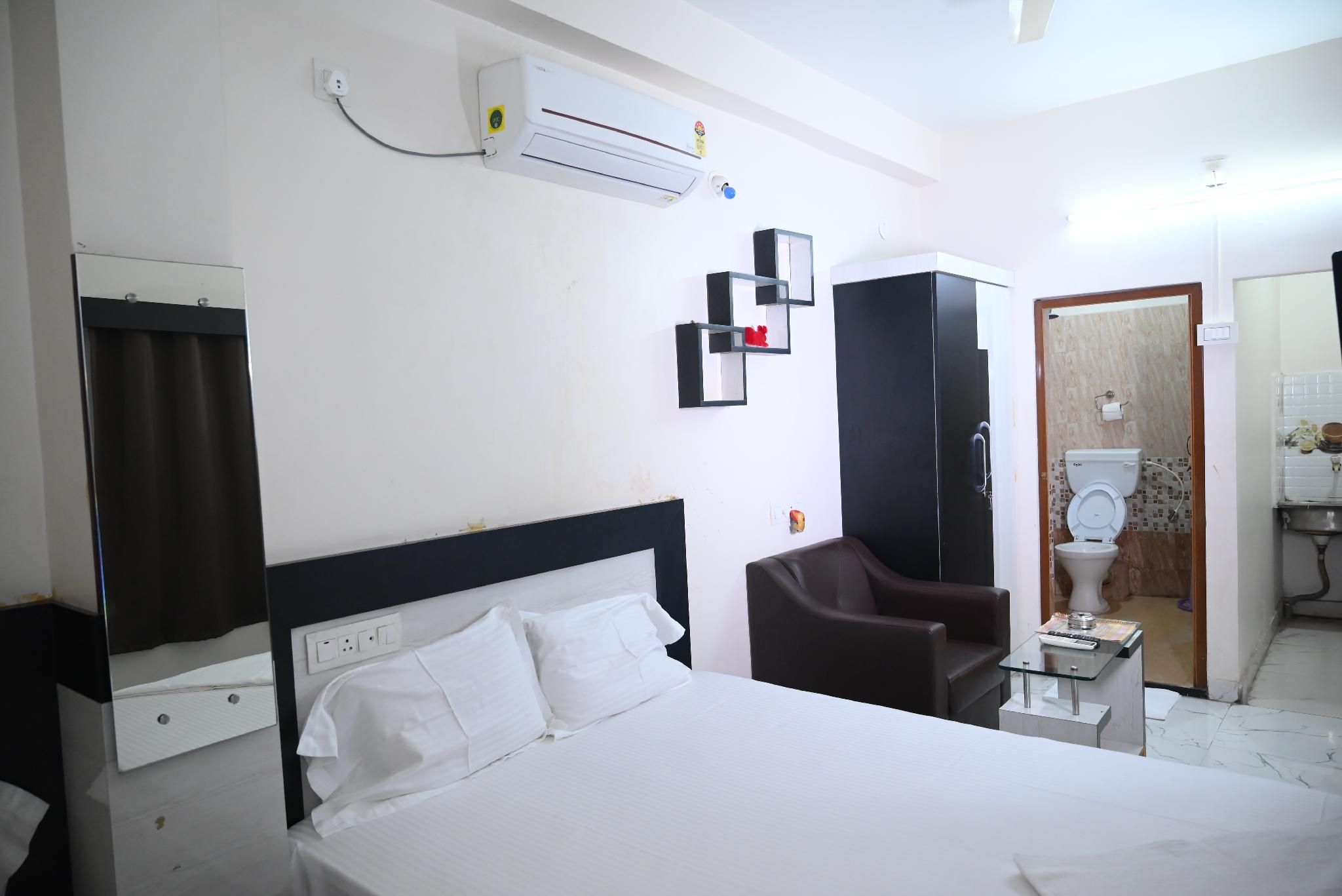 Hotel First Crown Deluxe Air Conditioning Room