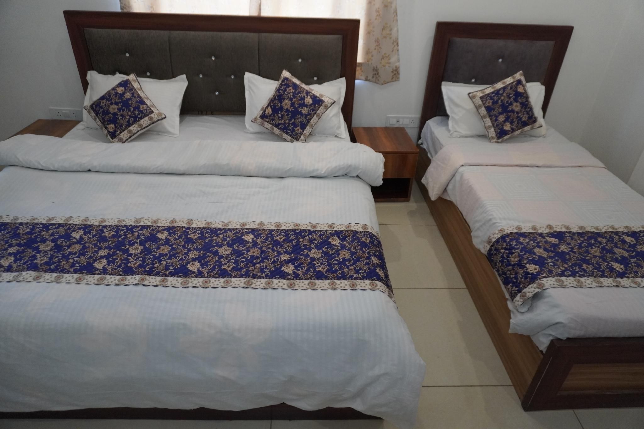 Hotel Raj Hans-500 meter khatu shyam ji temple Triple Air Conditioning 3