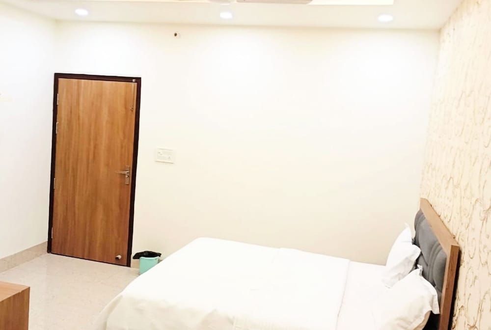 Hotel Silver Oaks Inn Mathura Superior Double Room, City View 5