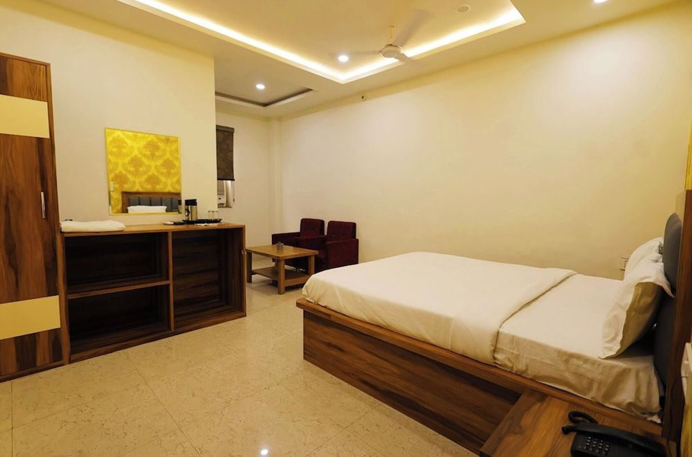 Hotel Silver Oaks Inn Mathura Superior Double Room, City View 4