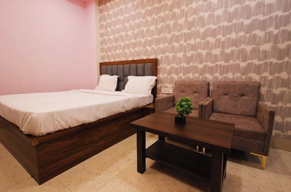 Hotel Silver Oaks Inn Mathura Superior Double Room, City View 3