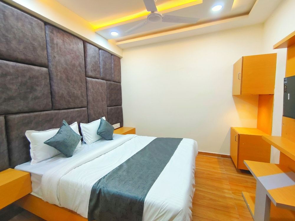 Hotel Krishna Park Deluxe Double Room, 1 Double Bed, City View 11